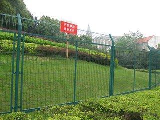 兴旭铁丝网体育球场围网围墙道路护栏--点击浏览大图